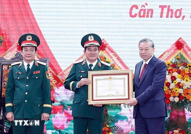 Tổng Bí thư Tô Lâm, Bí thư Quân ủy Trung ương trao Danh hiệu Anh hùng lực lượng vũ trang nhân dân tặng Quân khu 9.