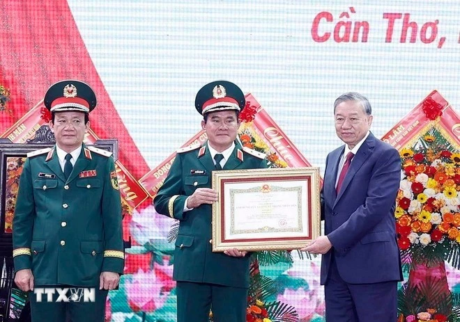 Tổng Bí thư Tô Lâm, Bí thư Quân ủy Trung ương trao Danh hiệu Anh hùng lực lượng vũ trang nhân dân tặng Quân khu 9.