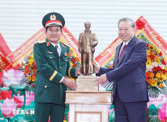 Tổng Bí thư Tô Lâm tặng bức tượng Chủ tịch Hồ Chí Minh cho Quân khu 9.