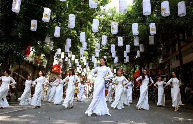 Chuỗi hoạt động văn hóa kỷ niệm 65 năm Ngày giải phóng Thủ đô và 20 năm Hà Nội được UNESCO vinh danh “Thành phố vì hòa bình”.