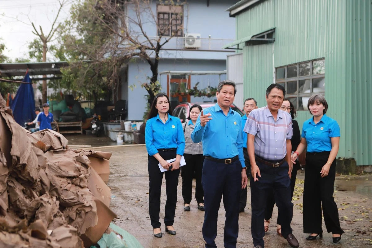 Ông Huỳnh Thanh Xuân kiểm tra thiệt hại sau lũ tại Công ty TNHH Đức Toàn.