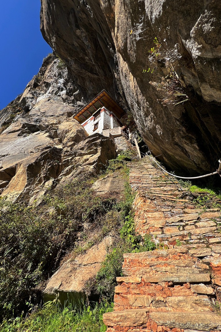 Những bậc đá đơn sơ, cheo leo.