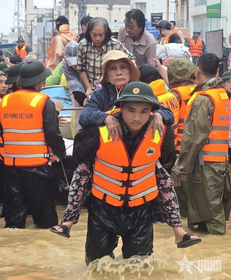 Cán bộ, chiến sĩ LLVT tỉnh Khánh Hòa đưa nhân dân ra khỏi khu vực ngập sâu ở phường Tây Nha Trang trong đợt lũ lịch sử giữa tháng 11-2025.