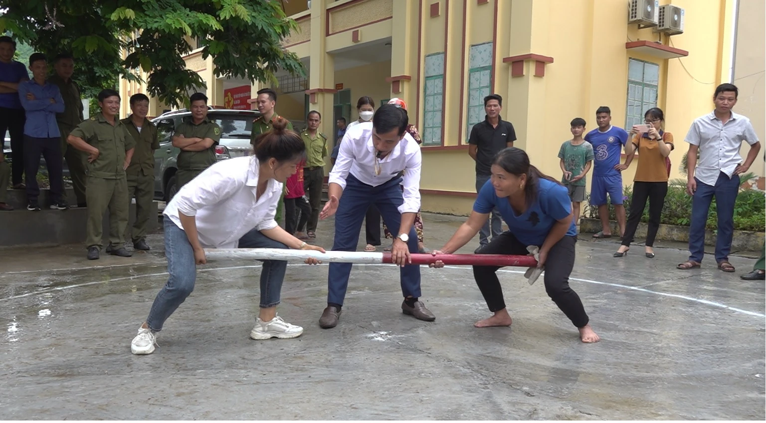 Sôi nổi thi đấu môn đẩy gậy.jpg