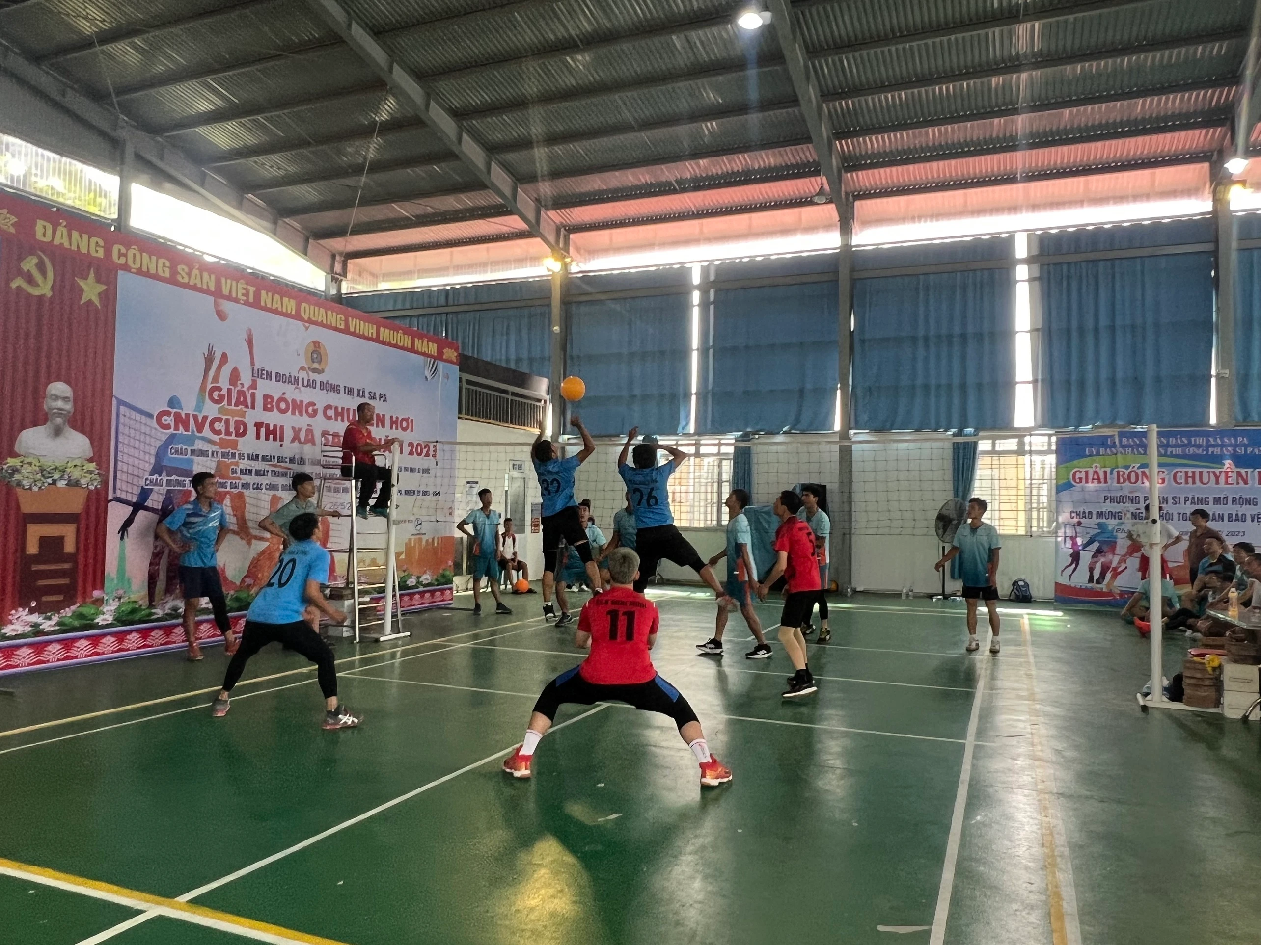 Trong khuôn khổ của ngày hội, phường Fan Si Păng đã tổ chức giải bóng chuyền hơi mở rộng với 8 đội đến từ các phường, xã trên địa bàn thị xã tham gia (ảnh trên).