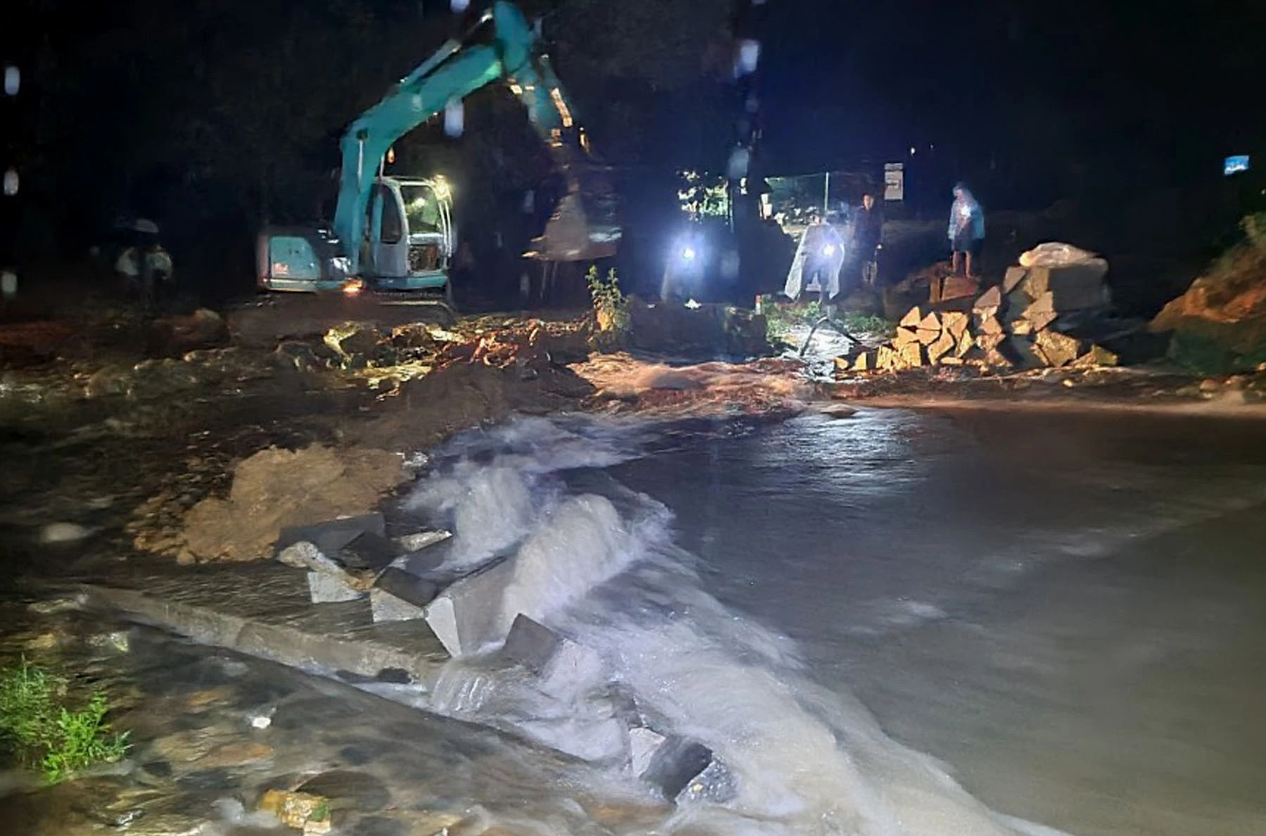 Huy động lực lượng tại chỗ và phương tiện khắc phục hậu quả thiên tai. Ảnh: Quang Phấn