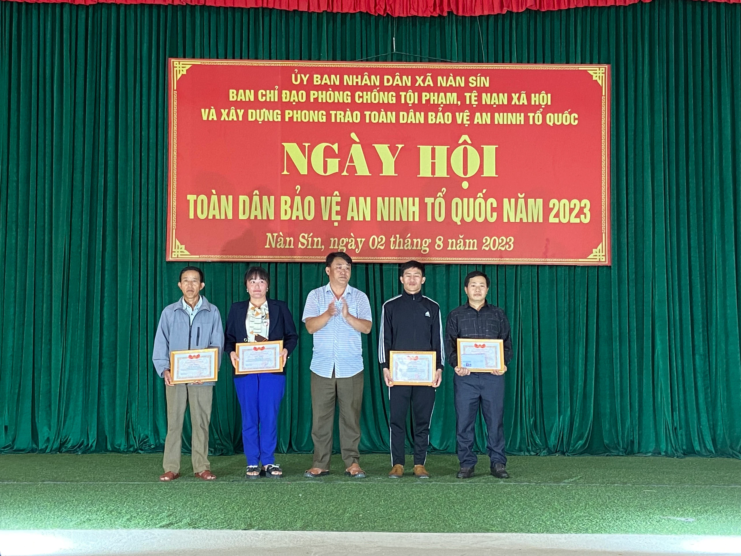 UBND xã Nàn Sín tặng Giấy khen cho các tập thể, cá nhân có nhiều thành tích..jpg