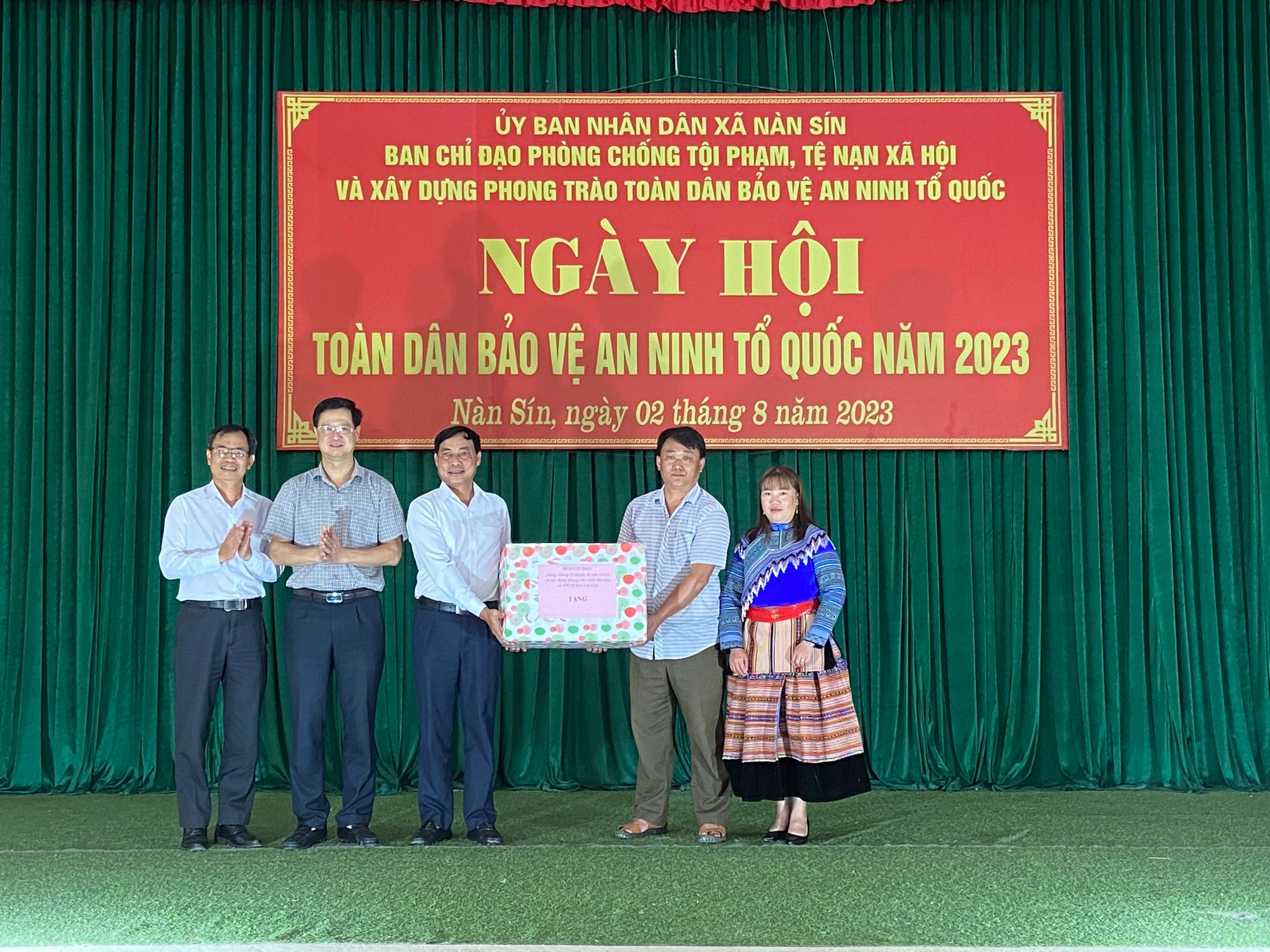Đồng chí Nguyễn Văn Phúc, Ủy viên Ban Thường vụ Tỉnh ủy, Chủ nhiệm Ủy ban Kiểm tra Tỉnh ủy tặng quà chúc mừng xã Nàn Sín..jpg