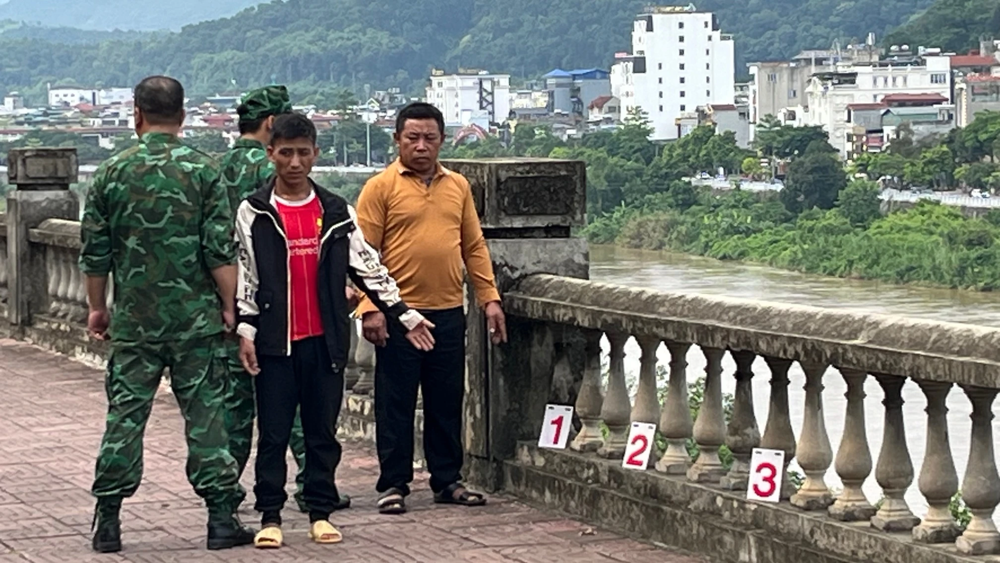 Sì và Dơ thực nghiệm hiện trường - nơi đưa người sang nước ngoài bán.