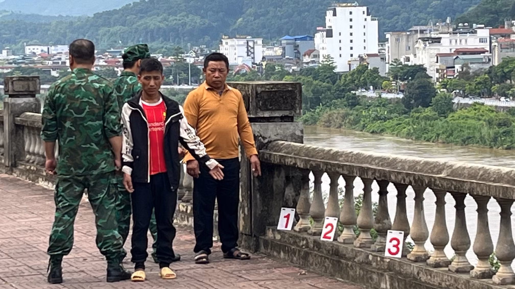 Sì và Dơ thực nghiệm hiện trường - nơi đưa người sang nước ngoài bán.