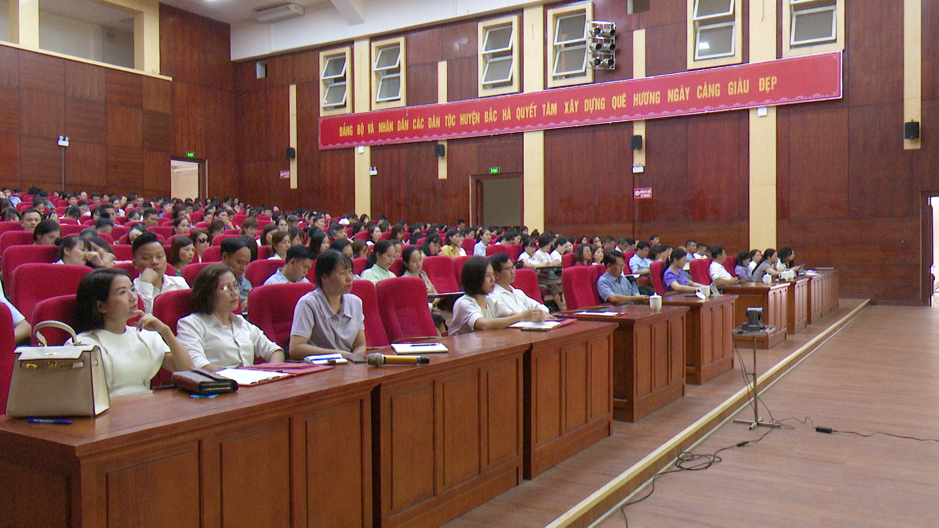 Các đại biểu dự hội nghị. 164_8501.00_00_11_04.Still003.jpg