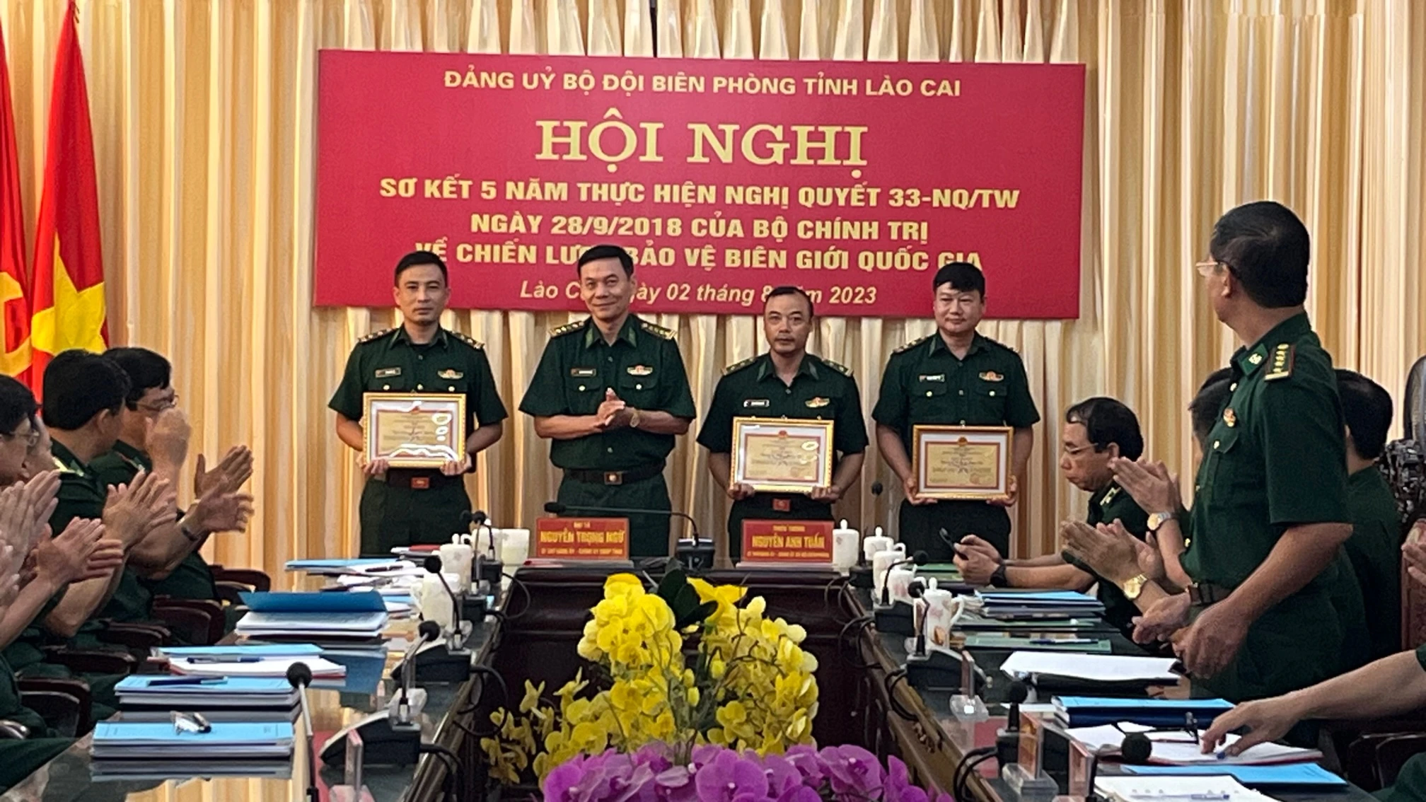 Tại Hội nghịSơ kết 5 năm thực hiện Nghị quyết số 33-NQTW đã có 1 tập thể 02 cá nhân được tặng giấy khen.jpg