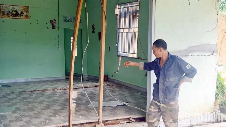 Ngôi nhà của gia đình ông Tái xuất hiện chằng chịt vết nứt.
