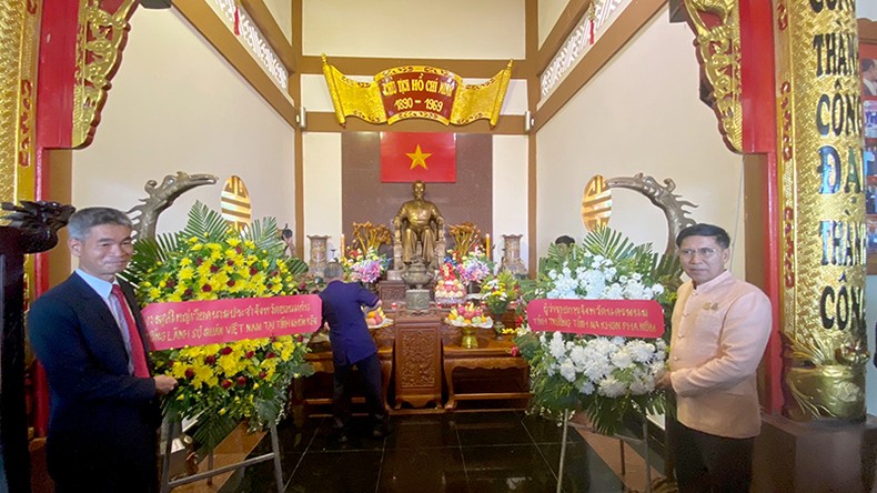 Tổng Lãnh sự quán Việt Nam tại Khon Kaen và lãnh đạo tỉnh Nakhon Phanom dâng hoa tưởng nhớ Chủ tịch Hồ Chí Minh. Tổng Lãnh sự quán Việt Nam tại Khon Kaen và lãnh đạo tỉnh Nakhon Phanom dâng hoa tưởng nhớ Chủ tịch Hồ Chí Minh.