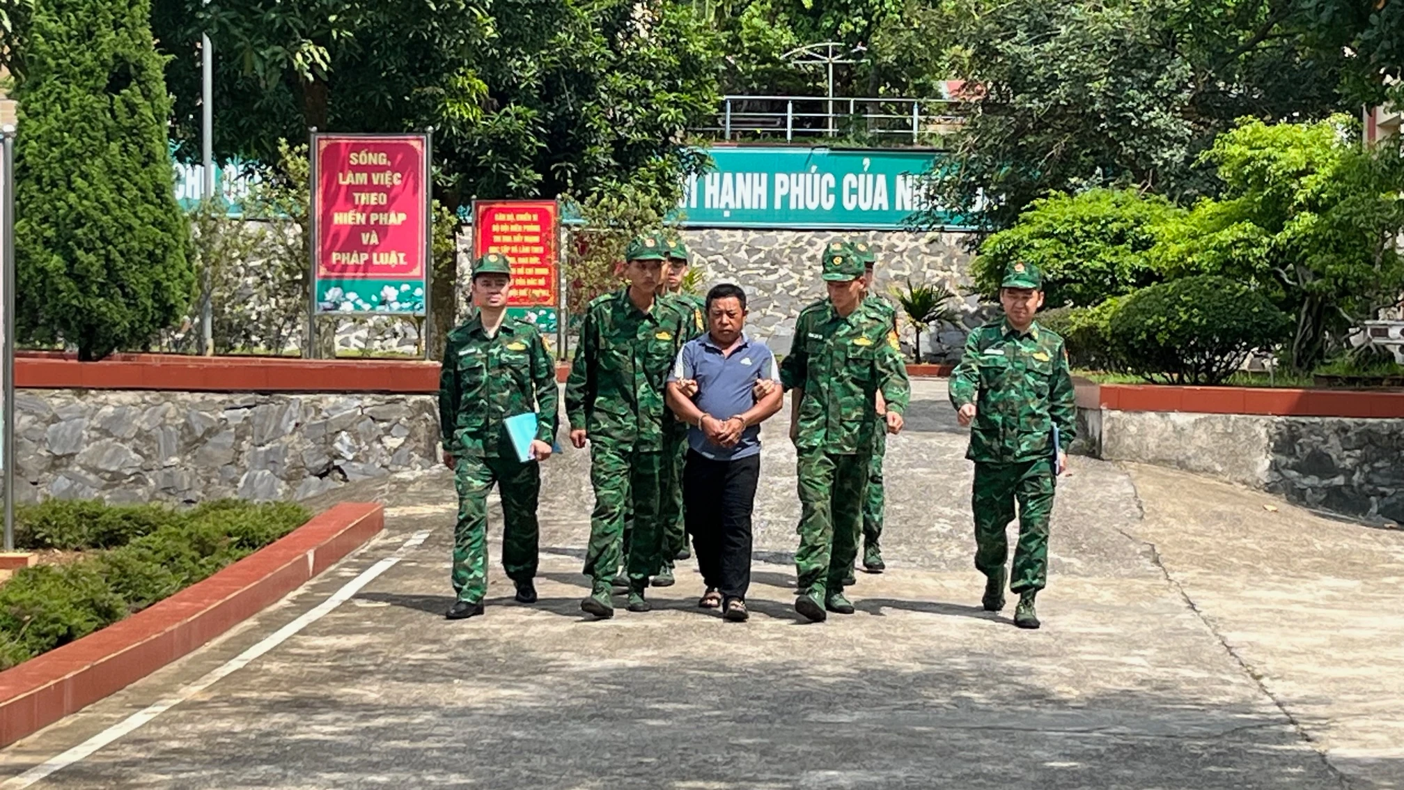 Áp giải đối tượng Sùng A Sì.jpg