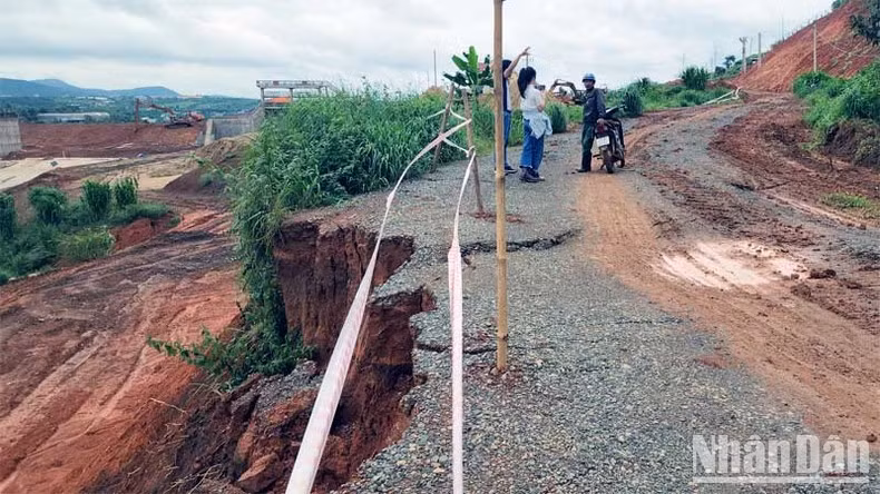 Đường giao thông cạnh dự án hồ chứa nước Đông Thanh bị sạt lở.