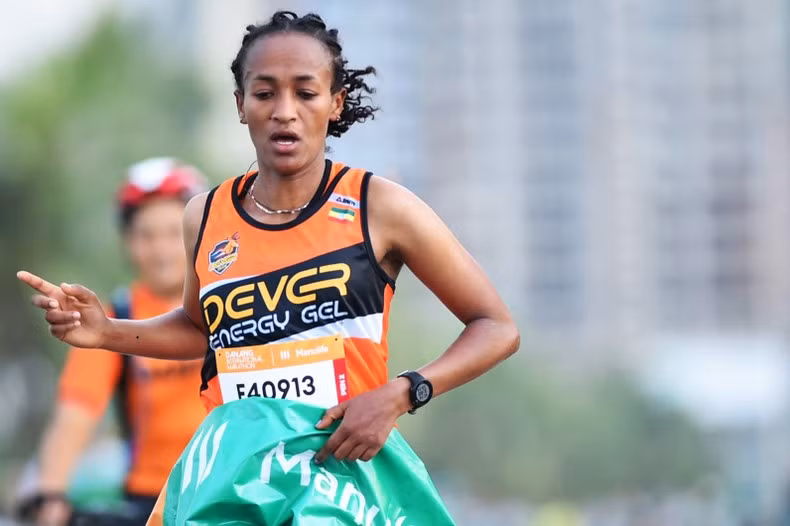 Vận động viên Birehan Marta Tinsae người Ethiopia giành chức vô địch nữ cự ly 42,195km với thành tích 2:58:26.