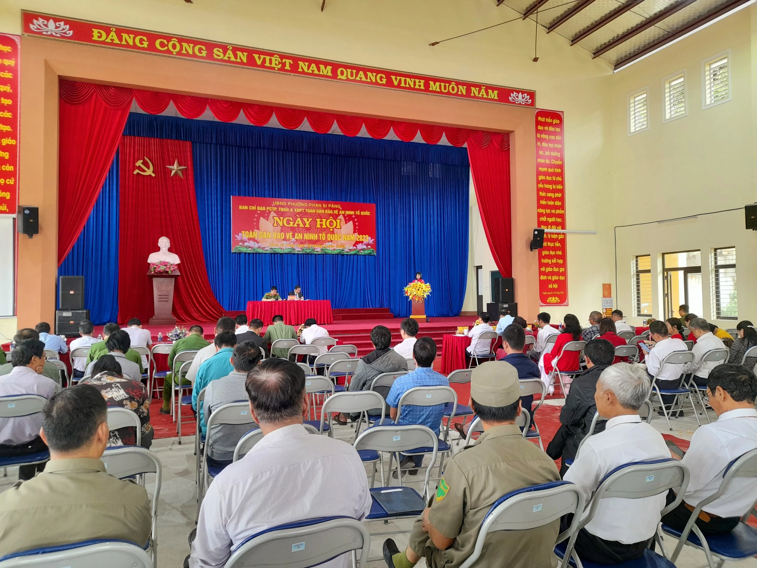 Đông đảo cán bộ, đảng viên và người dân địa phương tham dự ngày hội.