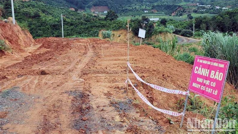 Con đường dẫn vào khu sản xuất của người dân bị sụt lún.