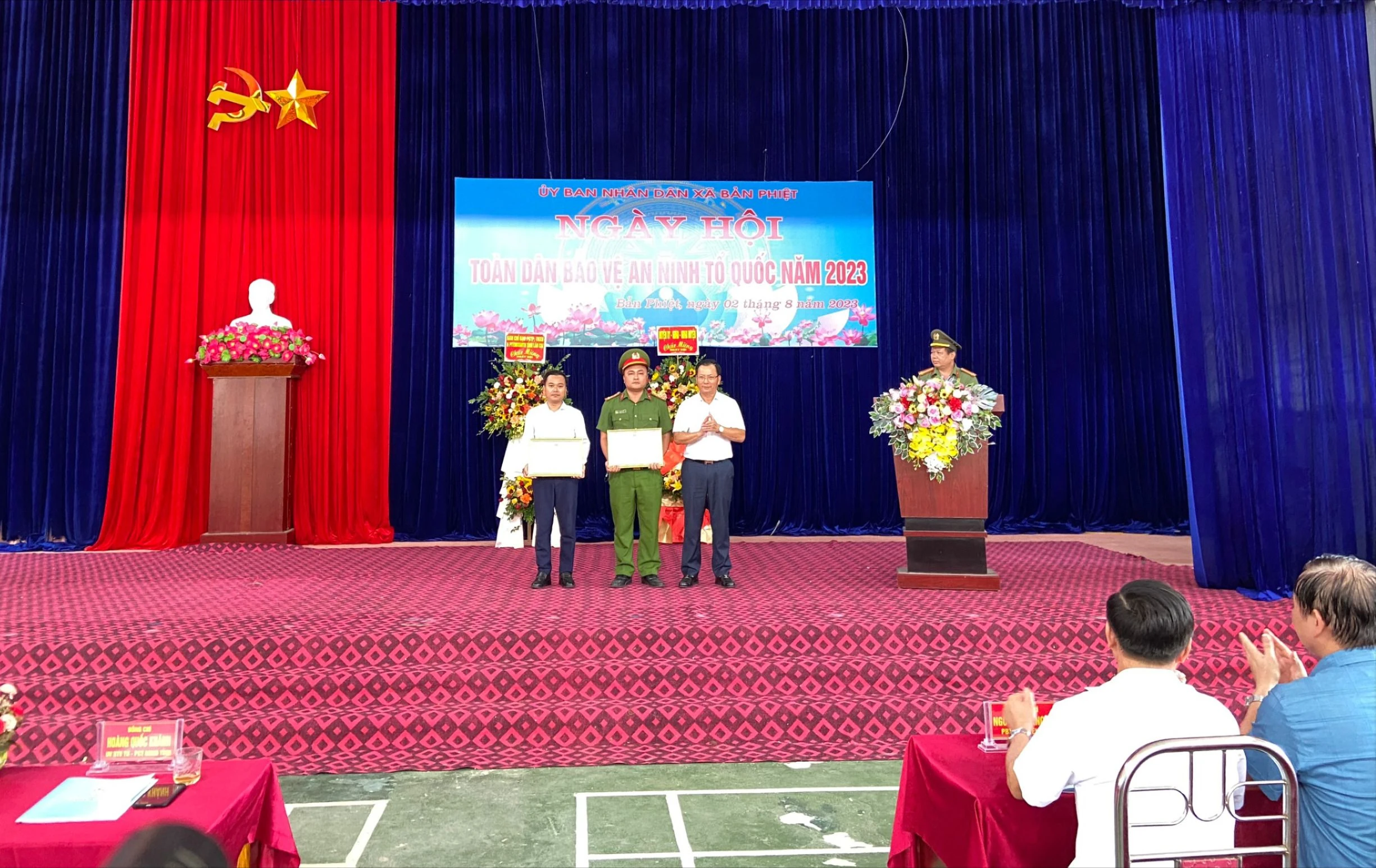 Đồng chí Hoàng Quốc Khánh trao giấy khen cho tập thể và cá nhân có thành tích trong phòng trào toàn dân bảo vệ an ninh tổ quốc.jpg