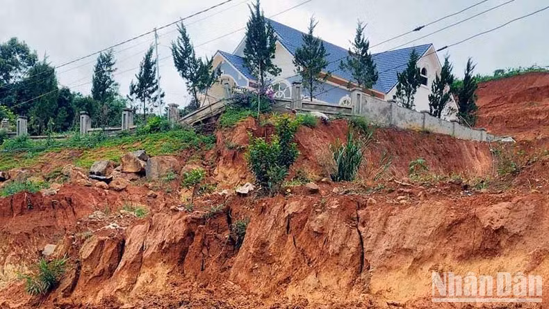 Tình trạng sụt lún, sạt trượt đất có nguy cơ làm sập nhà dân.
