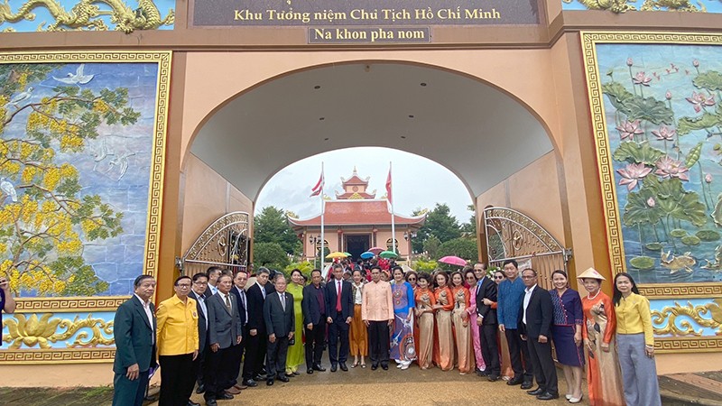 Các đại biểu chụp ảnh tại Khu Tưởng niệm Chủ tịch Hồ Chí Minh ở tỉnh Nakhon Phanom. Các đại biểu chụp ảnh tại Khu Tưởng niệm Chủ tịch Hồ Chí Minh ở tỉnh Nakhon Phanom.
