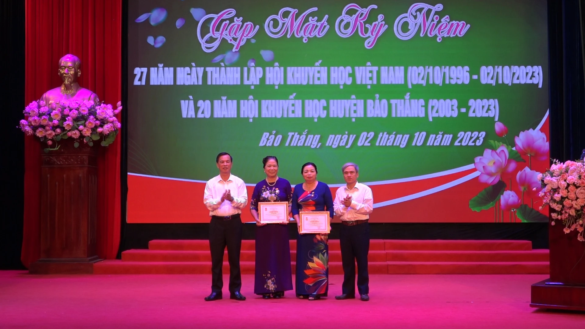 Trao Kỷ niệm chương vì sự nghiệp khuyến học cho 2 cá nhân.