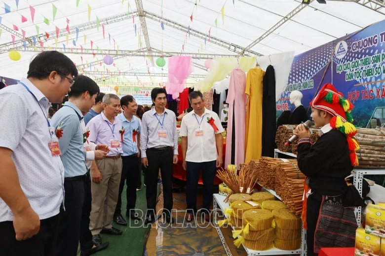 Các đại biểu tham quan các gian trưng bày sản phẩm tại Hội chợ giới thiệu sản phẩm xúc tiến thương mại, thu hút đầu tư vùng đồng bào dân tộc thiểu số và miền núi tỉnh Lào Cai tại huyện Bảo Yên, năm 2023..jpg