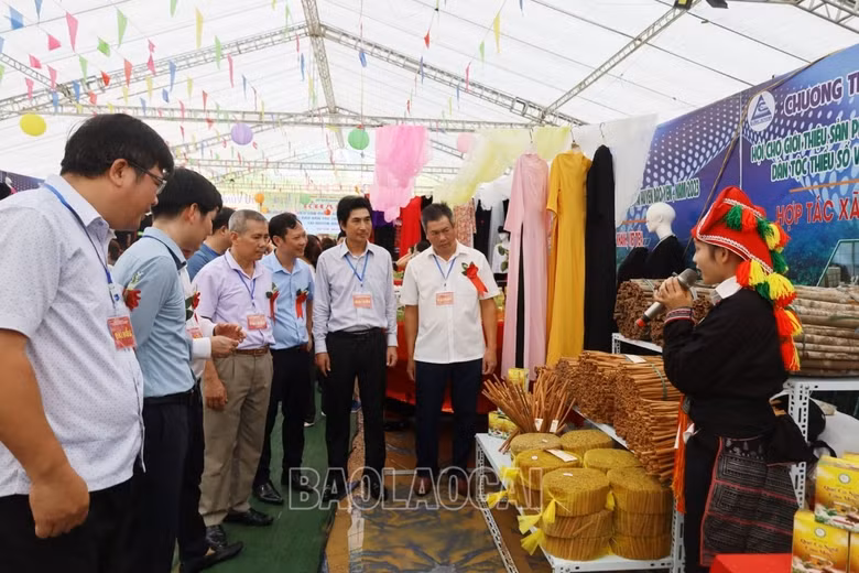 Các đại biểu tham quan các gian trưng bày sản phẩm tại Hội chợ giới thiệu sản phẩm xúc tiến thương mại, thu hút đầu tư vùng đồng bào dân tộc thiểu số và miền núi tỉnh Lào Cai tại huyện Bảo Yên, năm 2023..jpg