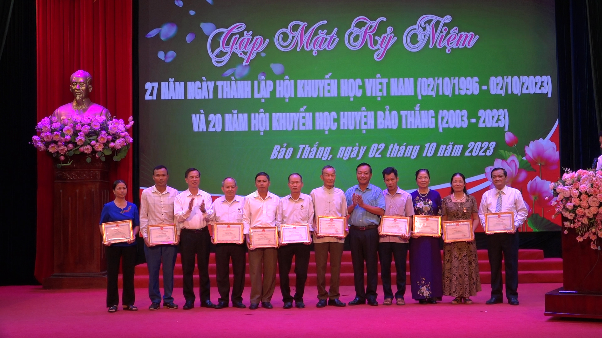 Trao Giấy khen của Chủ tịch UBND huyện cho các cá nhân có thành tích xuất sắc trong phong trào khuyến học, khuyến tài. Trao bằng khen của chủ tịch UBND huyện cho các cá nhân có thành tích xuât sắc trong phong trào khuyến học, khuyến tài.jpg