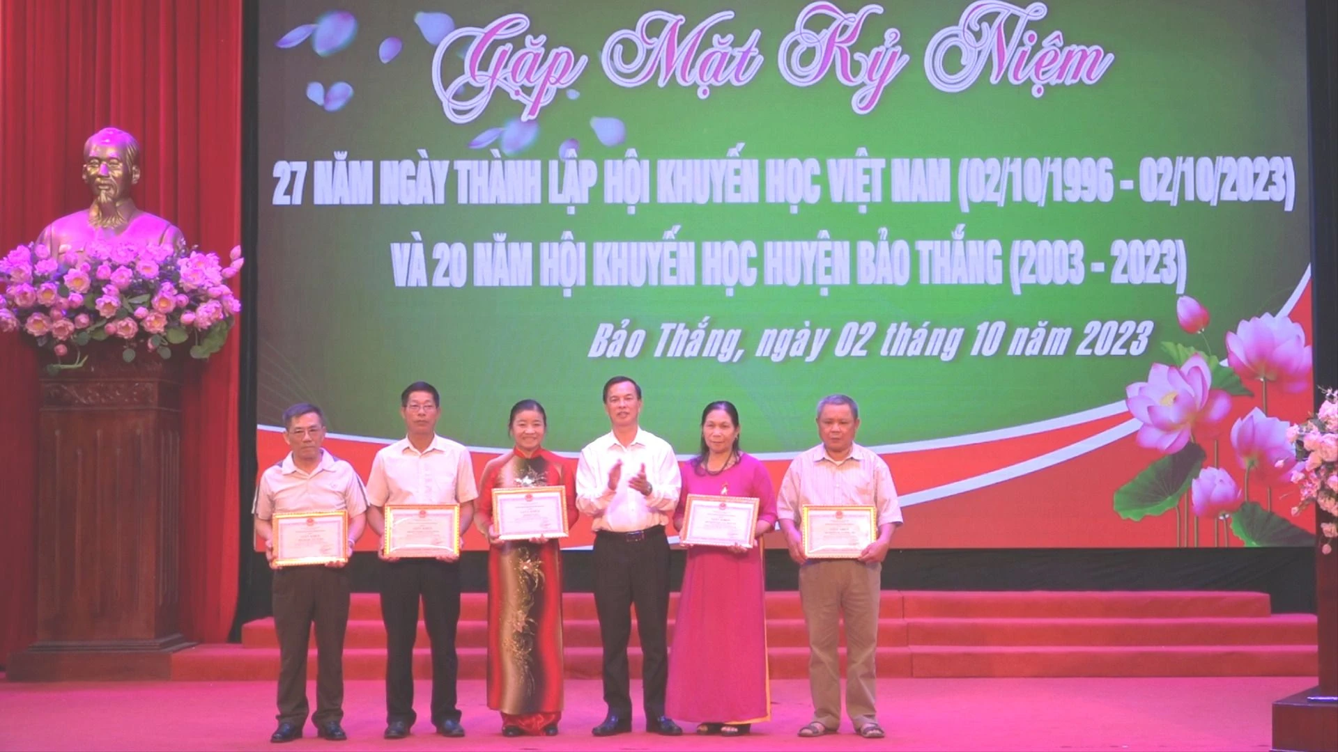 Trao Giấy khen của Chủ tịch UBND huyện cho các tập thể có thành tích xuất sắc trong phong trào khuyến học, khuyến tài.