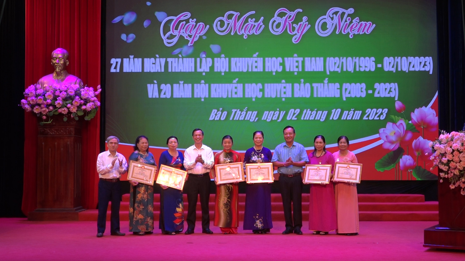Trao Bằng khen của UBND tỉnh cho các tập thể, cá nhân. Trao bằng khen của chủ tịch UBND tỉnh cho các tập thể có thành tích xuất sắc trong phong trào khuyến học, khuyến tài xây dựng xã hội học tập.jpg