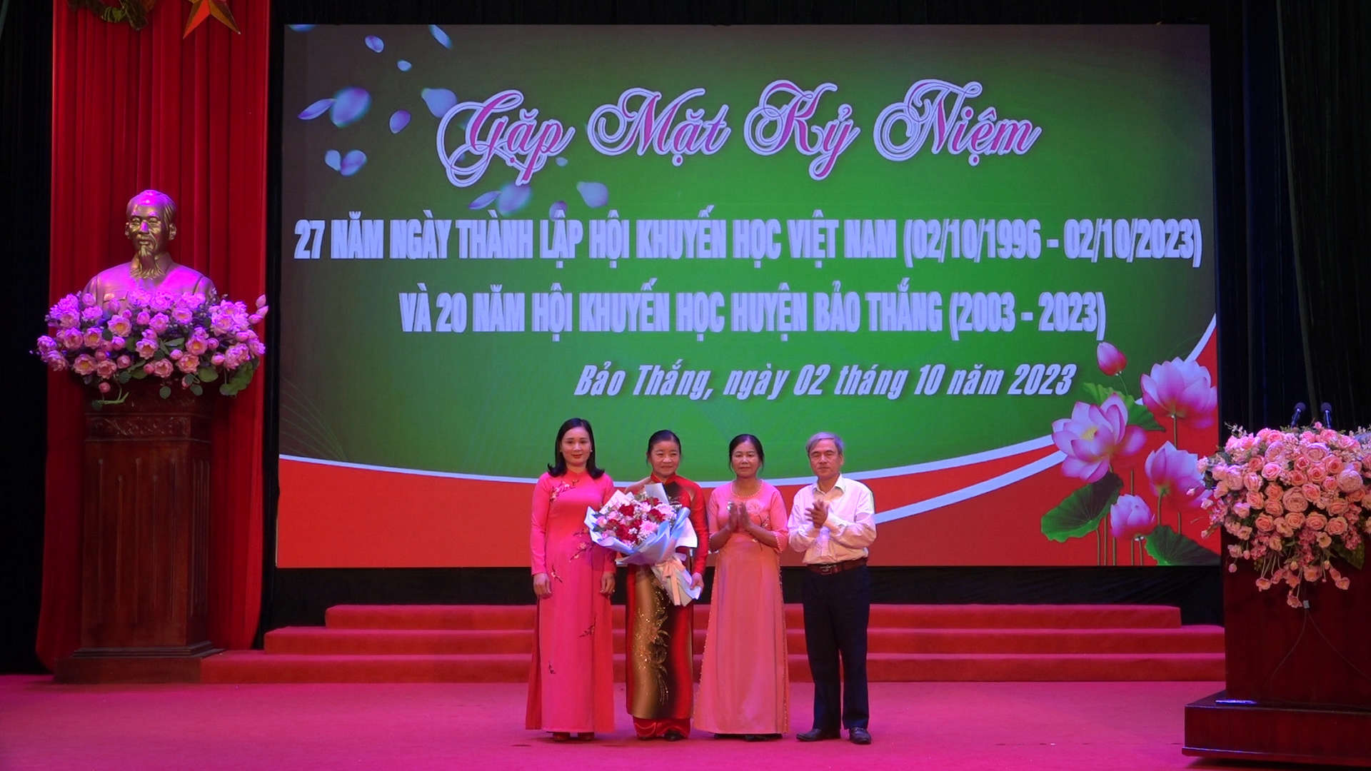 Lãnh đạo Hội Khuyến học tỉnh tặng hoa chúc mừng. lãnh đạo hội khuyến học tỉnh tặng hoa chúc mừng.jpg