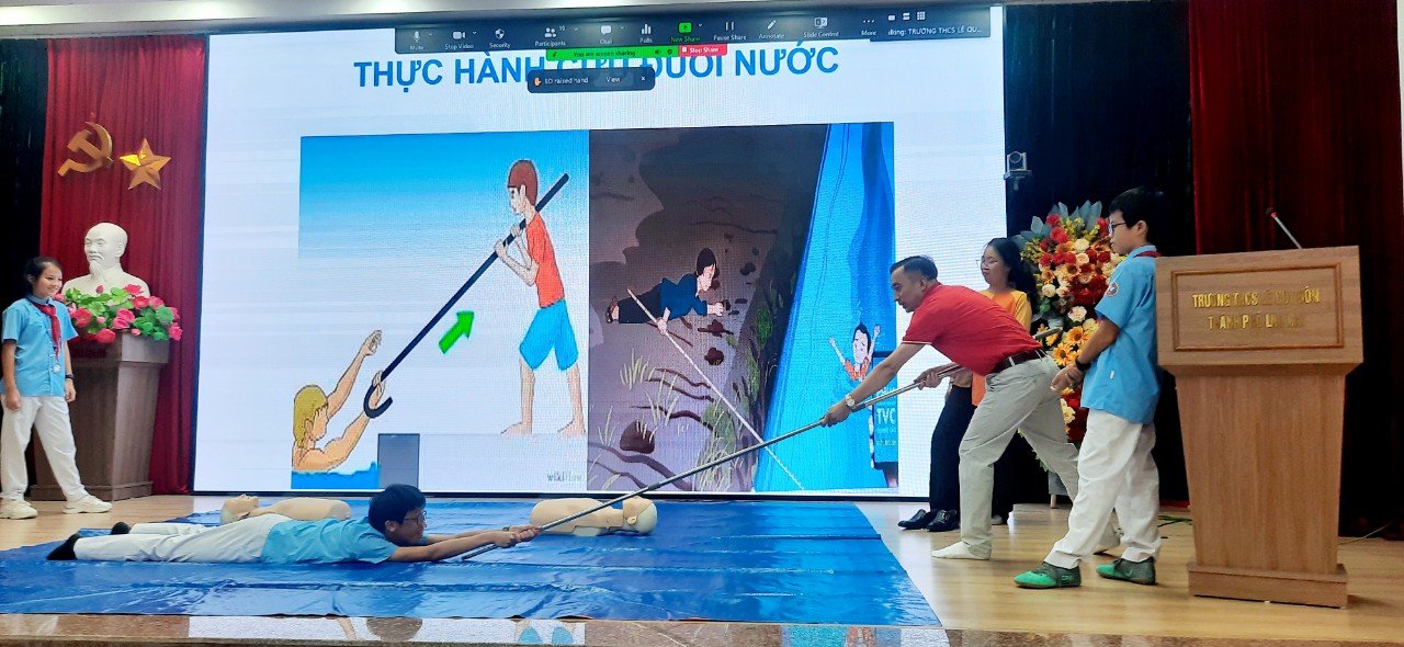 Thực hành kỹ năng cứu đuối nước. tập huấn 3.jpg