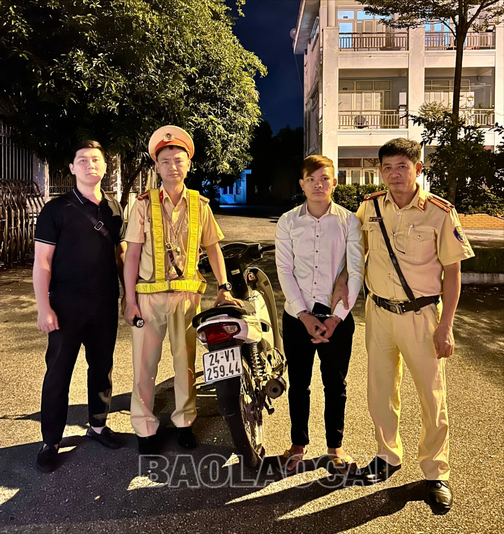 Ảnh 1. Phối hợp bắt giữ đối tượng trộm cắp tài sản Lê Tiến Thành cùng tang vật.jpg