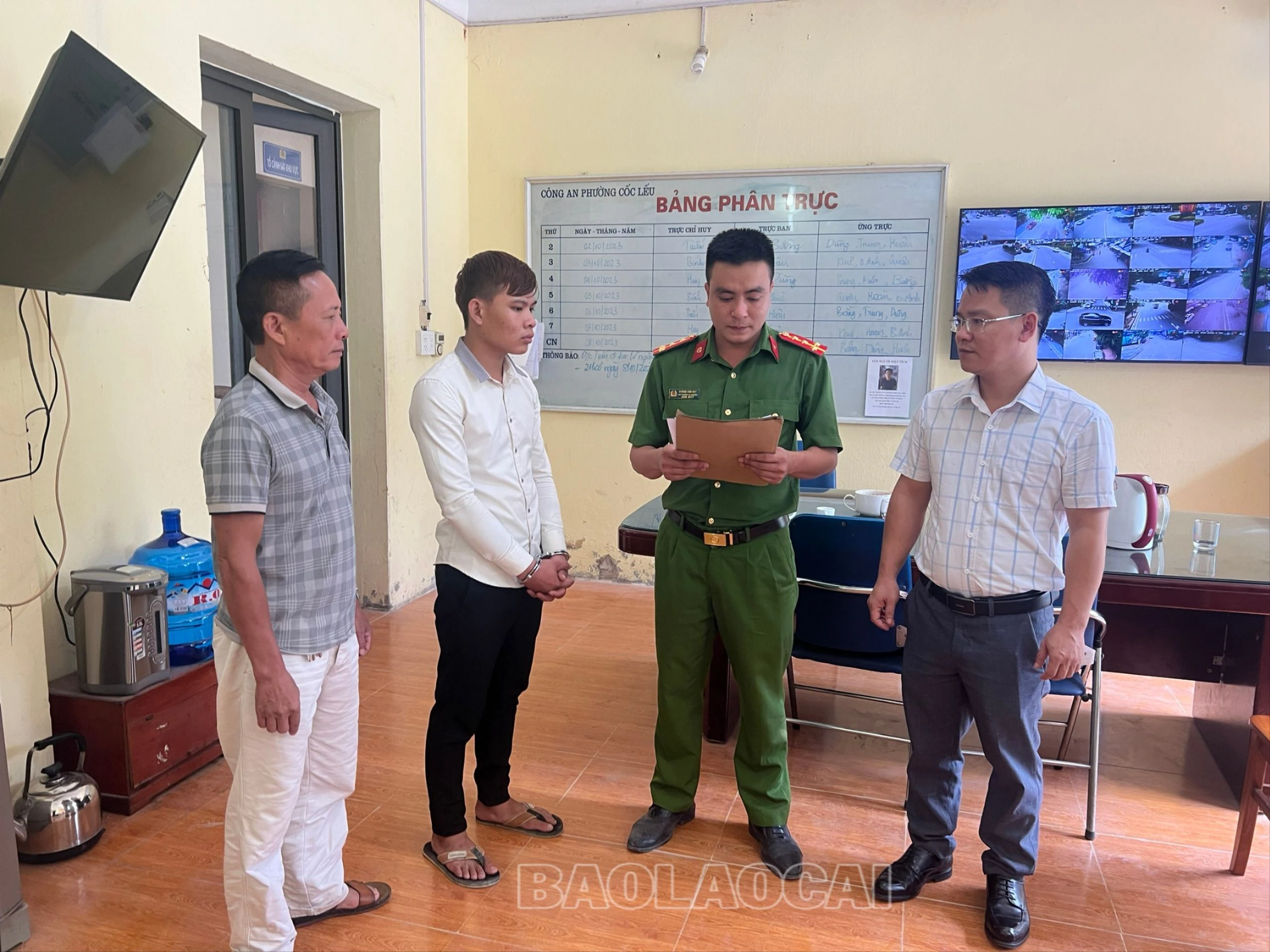 Ảnh 2. thi hành lệnh giữ người trong trường khẩn cấp đối với đối tượng Lê Tiến Thành.jpg