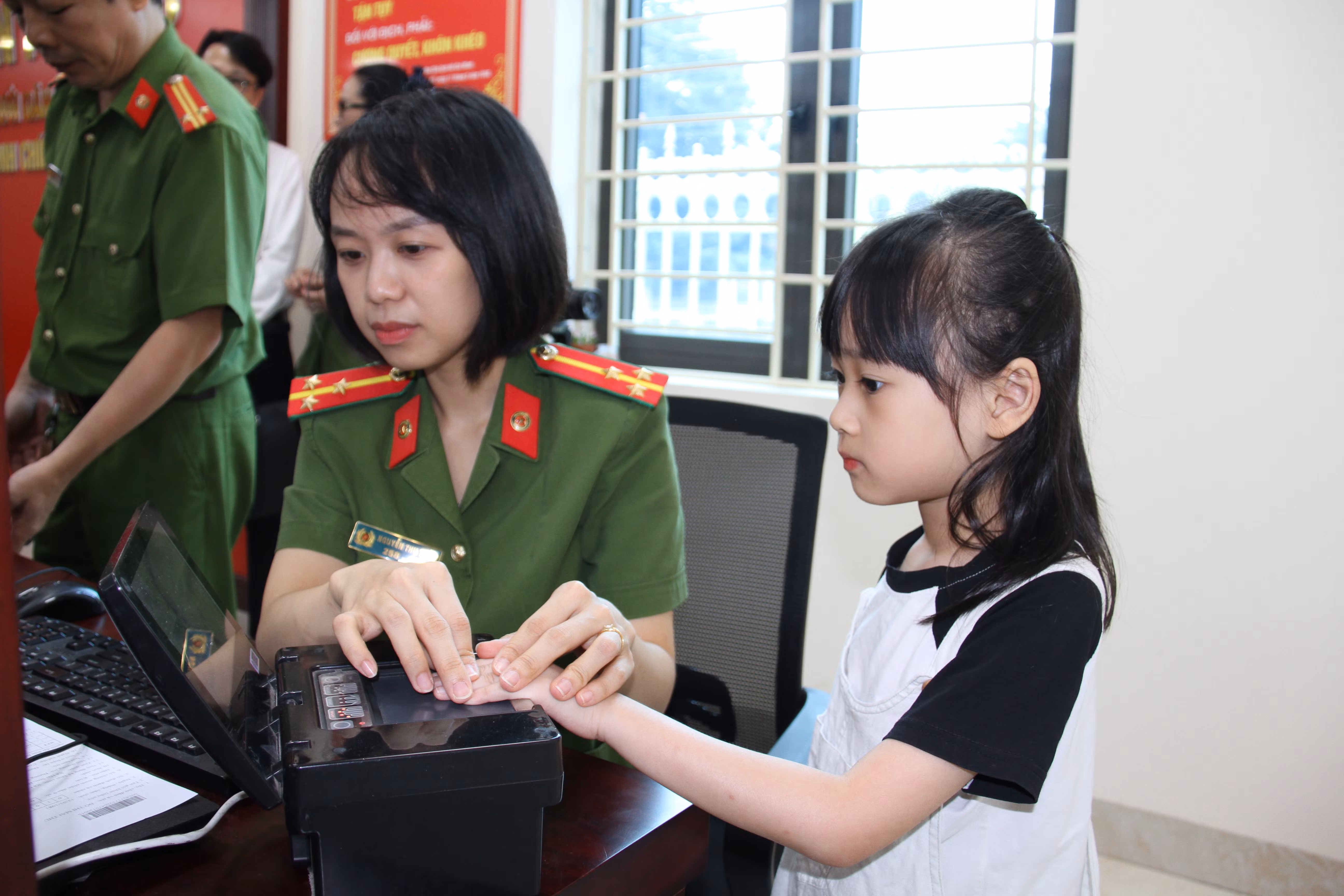 Giải quyết kịp thời, nhanh chóng, thuận tiện, đúng pháp luật, công bằng, bình đẳng, khách quan, công khai, minh bạch.JPG