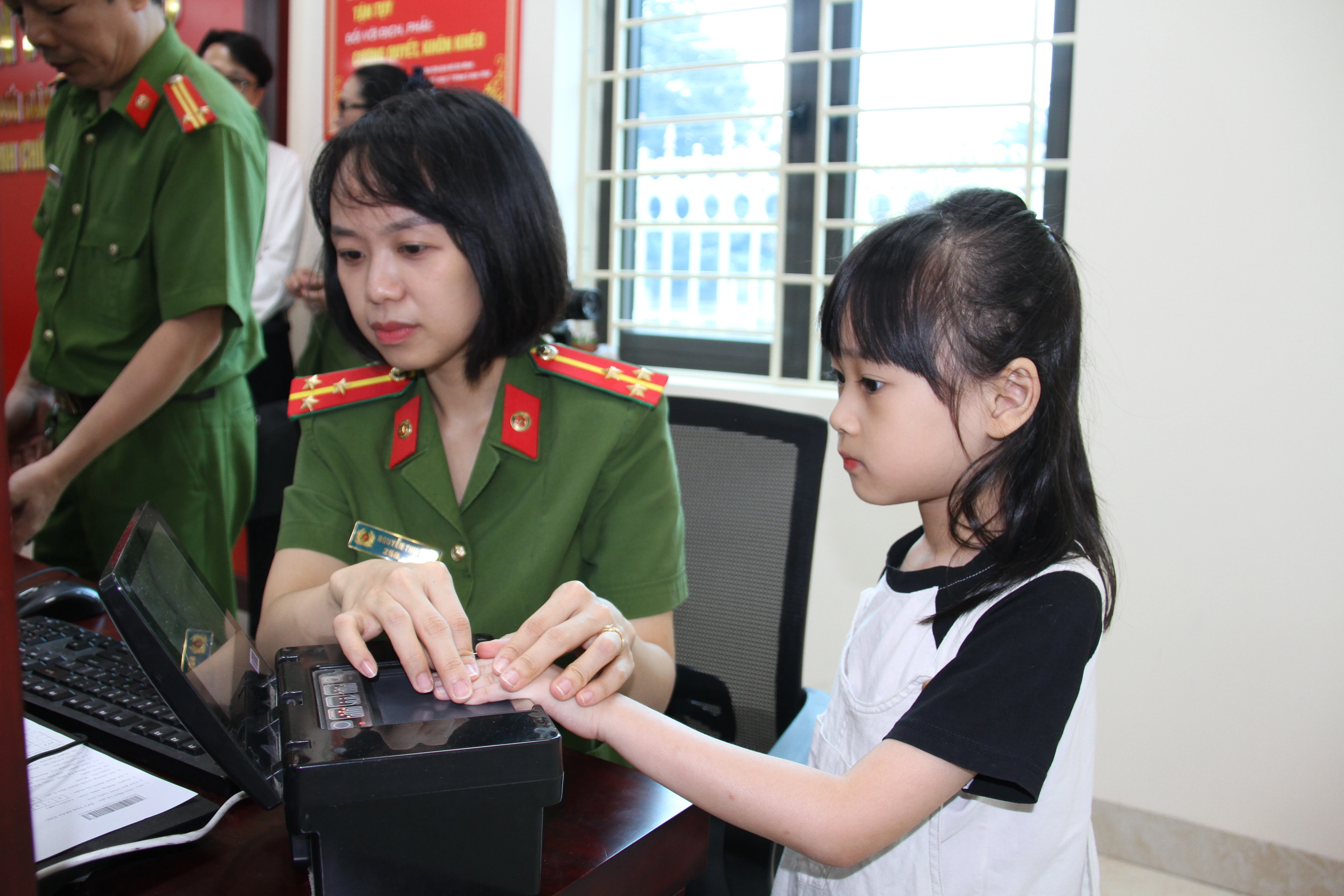 Giải quyết kịp thời, nhanh chóng, thuận tiện, đúng pháp luật, công bằng, bình đẳng, khách quan, công khai, minh bạch.JPG