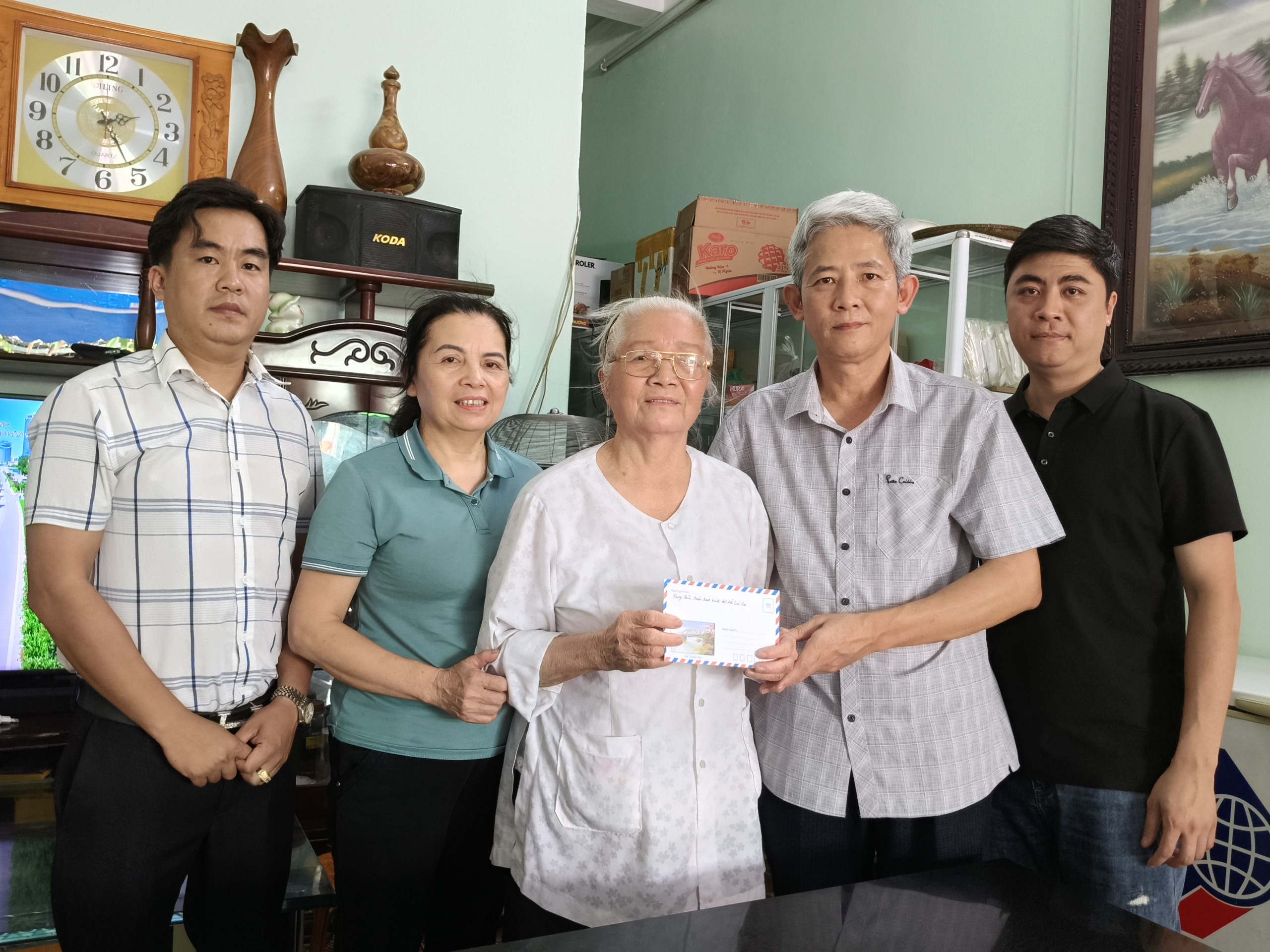 Tặng quà gia đình thân nhân liệt sĩ. z5670437297728_936a21d067507c5d2d229cff22b8cc98.jpg