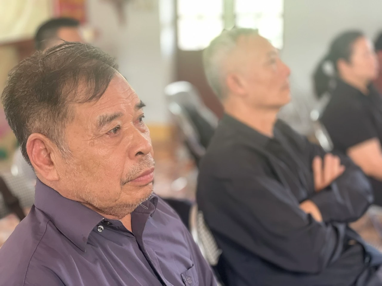 Ông Hoàng Văn Thặng, đảng viên 50 năm tuổi Đảng xúc động theo dõi Lễ truy điệu qua truyền hình.