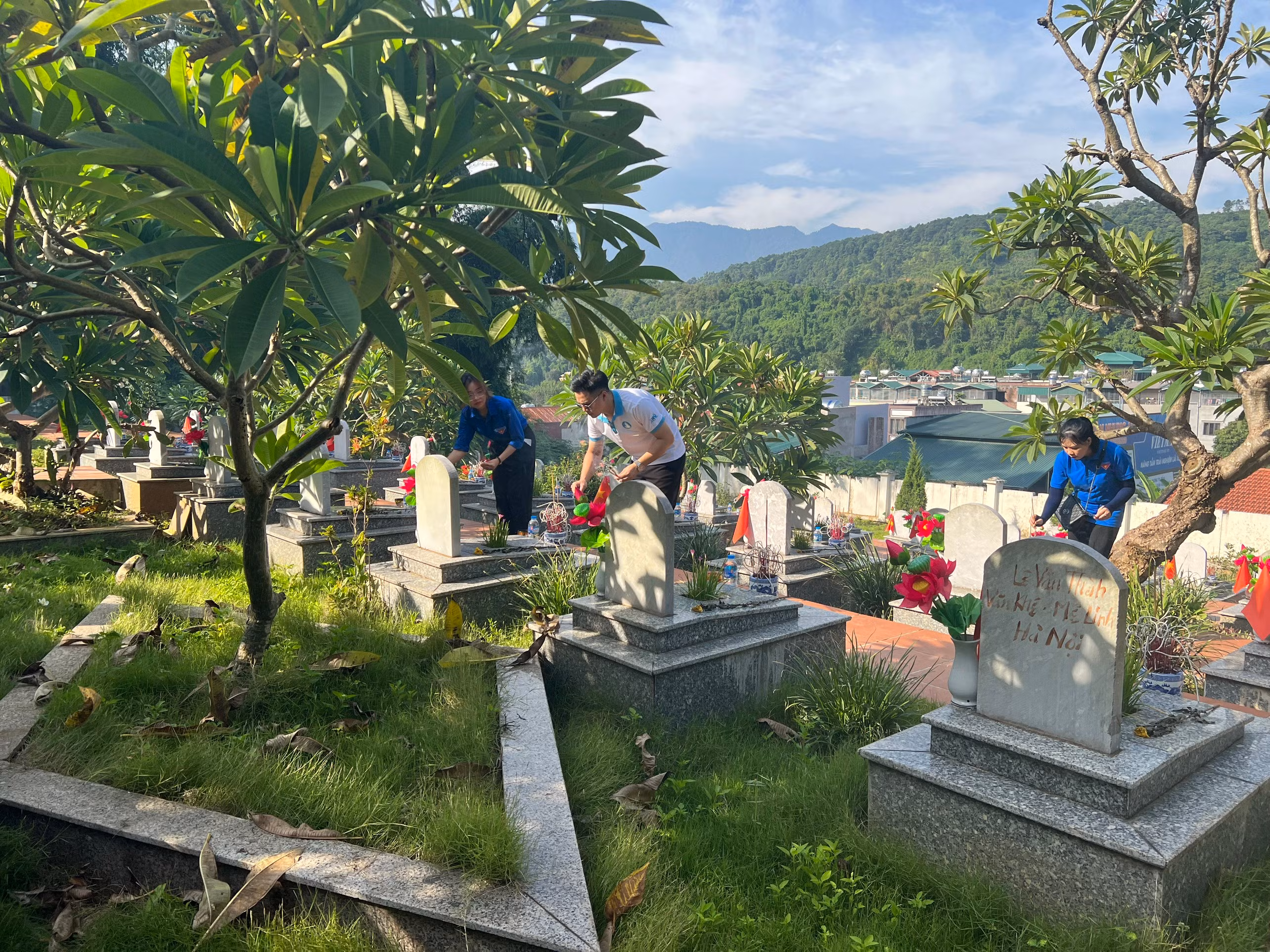 ĐTN_HSV thắp hương ở phần mộ liệt sỹ.jpg