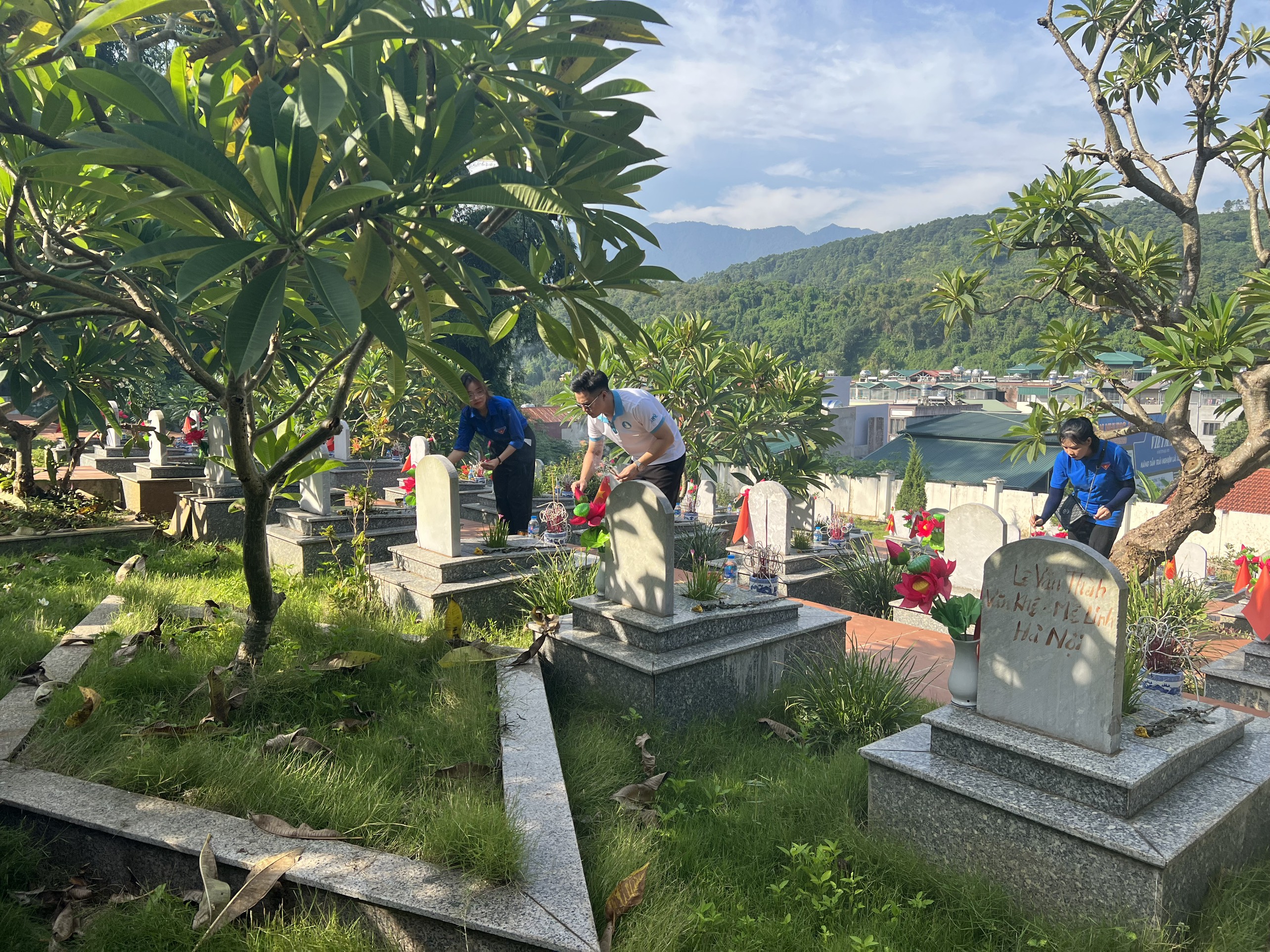 Thắp hương các phần mộ liệt sĩ. ĐTN_HSV thắp hương ở phần mộ liệt sỹ.jpg