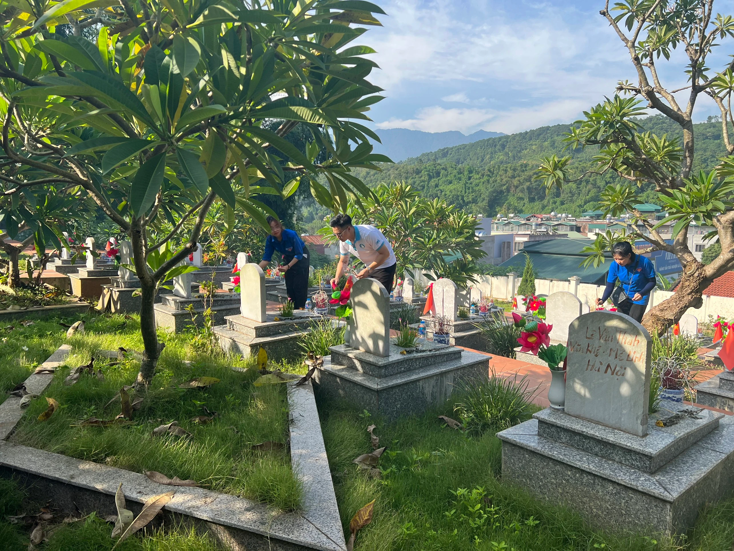 ĐTN_HSV thắp hương ở phần mộ liệt sỹ.jpg