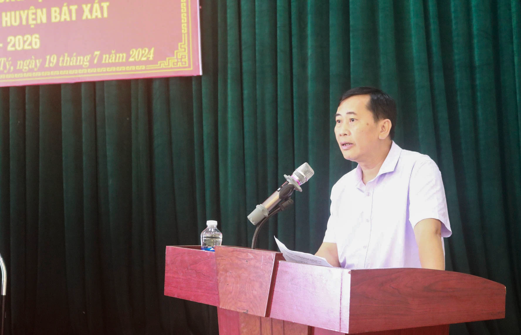 Ông Nguyễn Chí Thức, Trưởng Ban Pháp chế HĐND tỉnh tiếp thu kiến nghị của cử tri.JPG