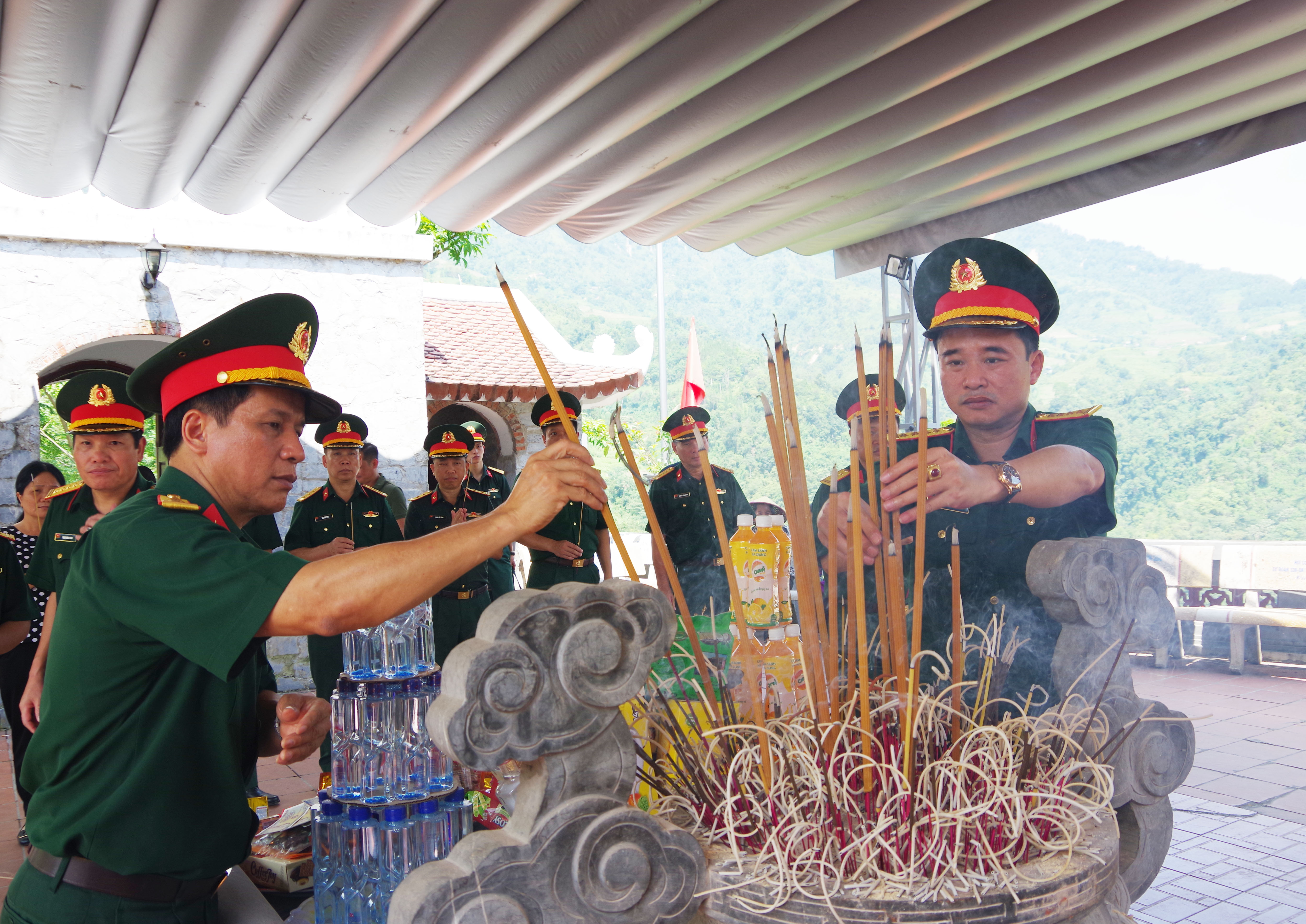 Thắp nén tâm hương tưởng nhớ các anh hùng liệt sĩ. V5.JPG