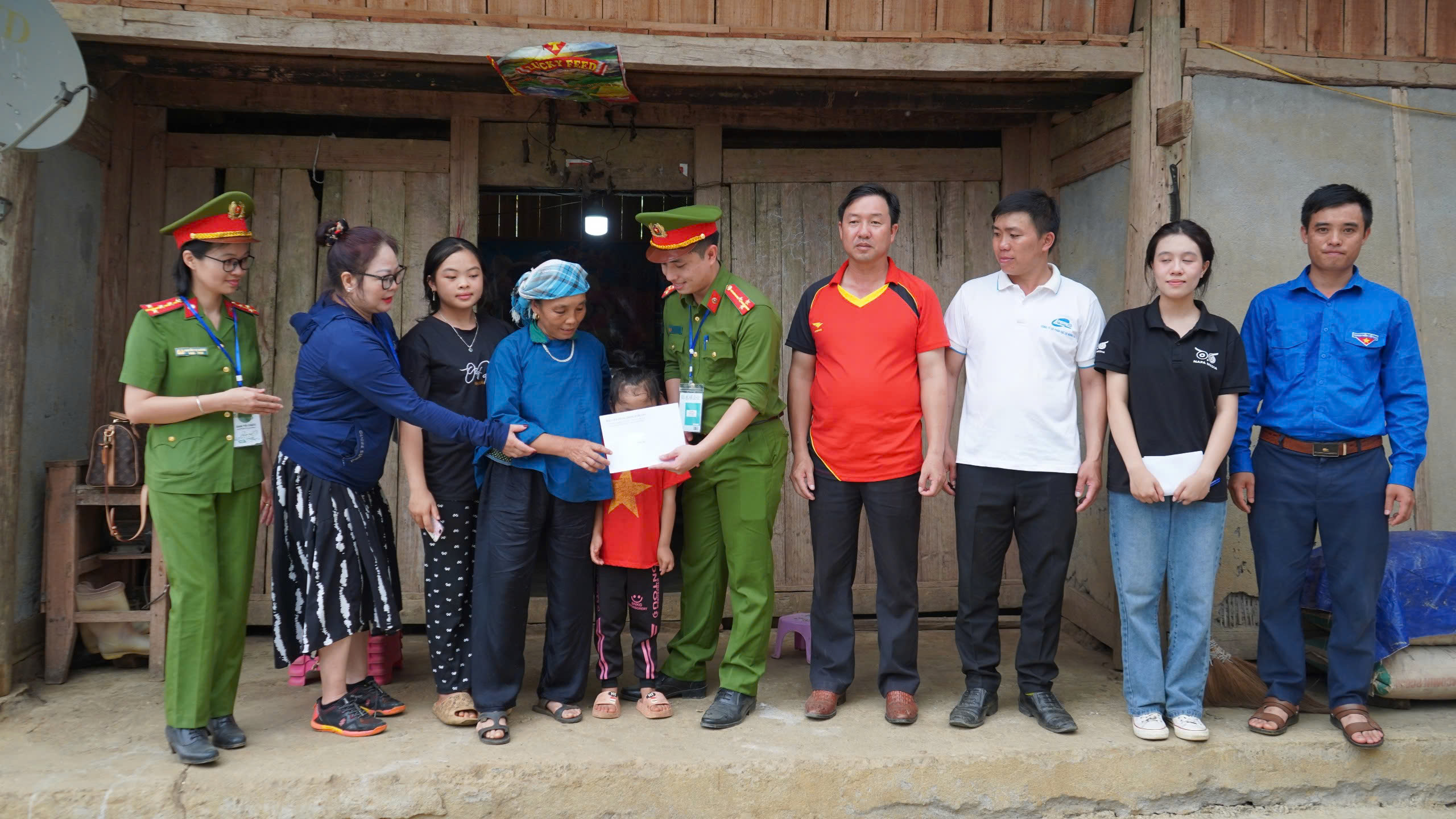 Tặng quà gia đình chính sách người có công trên địa bàn huyện Mường Khương. Đoàn trực tiếp đến thăm và tặng quà cho Ông Vàng Sảo Sần - đối tượng bảo trợ xã hội, khuyết tật nặng, thôn Lùng Khấu Nhin, xã Lùng Khấu Nhin 1.jpg