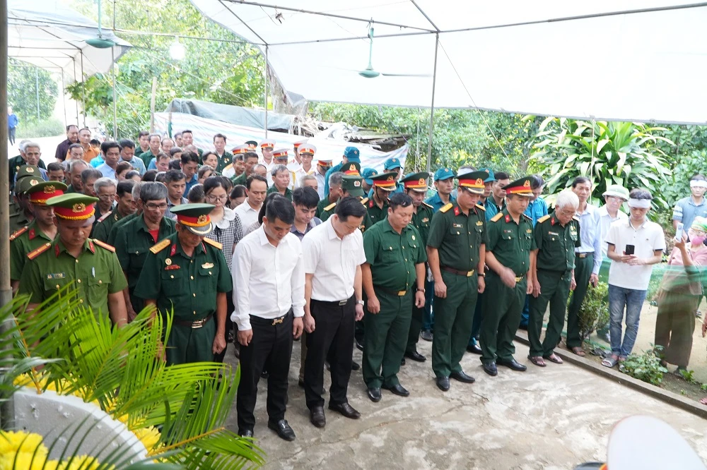 Cán bộ, chiến sỹ, Nhân dân địa phương và thân nhân liệt sĩ dành phút mặc niệm..JPG