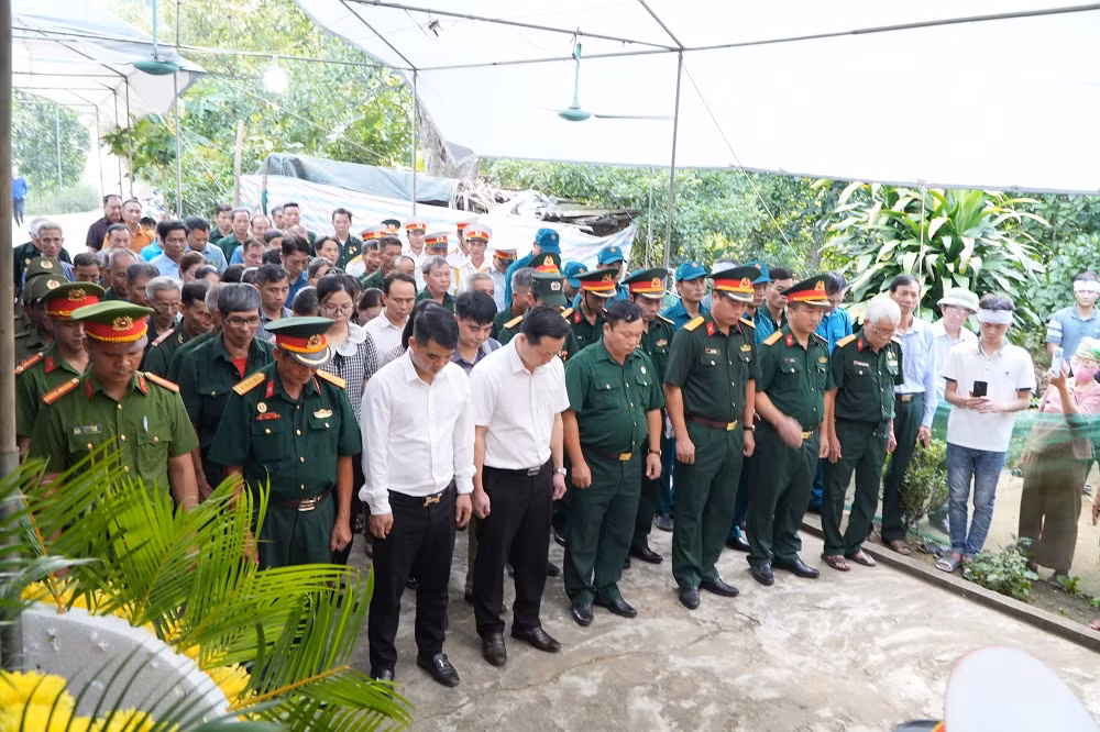 Cán bộ, chiến sỹ, Nhân dân địa phương và thân nhân liệt sĩ dành phút mặc niệm..JPG