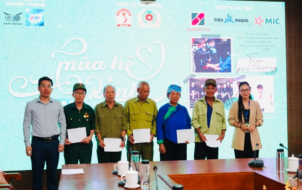 Đoàn trao tặng cho các hộ gia đình chính sách trên địa bàn huyện Mường Khương.jpg