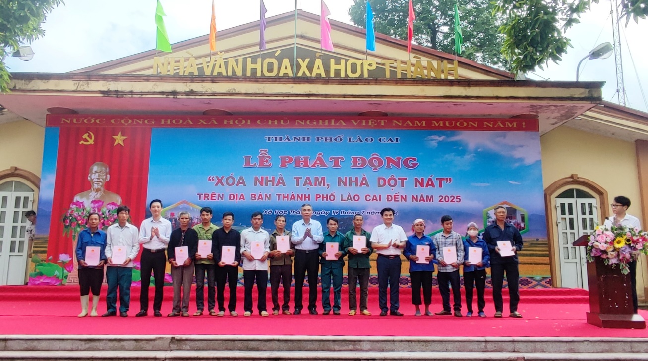 Lãnh đạo thành phố Lào Cai trao Giấy chứng nhận quyền sử dụng đất cho các hộ gia đình. trao hỗ trợ.jpg